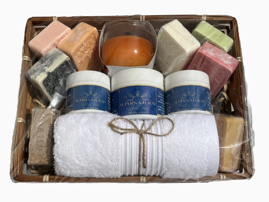 מארז כולל במבצע מיוחד 8 סבונים 3 קרמים נר ריחני ומגבת פנים!