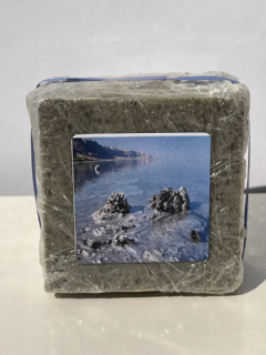 סבון טבעי מוצק בוץ ים המלח 90 גרם. מנקה לעומק הנקבוביות וסופח עודף שומניות ומותאם לעור אקנתי.