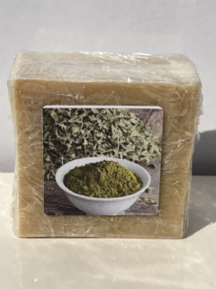 סבון טבעי מוצק חינה 90 גרם. מגן מפני זיהומים ודלקות. מקטין נוכחות חיידקים מזיקים על העור. מפחית קשקשים ומחזק איכות השיער.