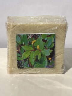 סבון טבעי מוצק דפנה 90 גרם. פועל למניעה של מספר בעיות עור. ומשפר את בריאות השיער.