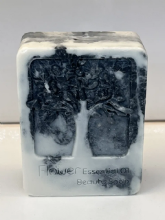 סבון טבעי מוצק פחם 100גרם. פותח במיוחד לעור מעורב שומני הנוטה לאקנה או סבוריאה, ולשיקום עור יבש ומגורה.